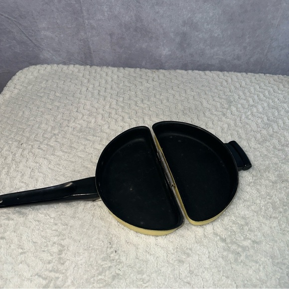 Vintage Mirro French Puffy Omlet Maker With Recipes - Picture 5 of 6